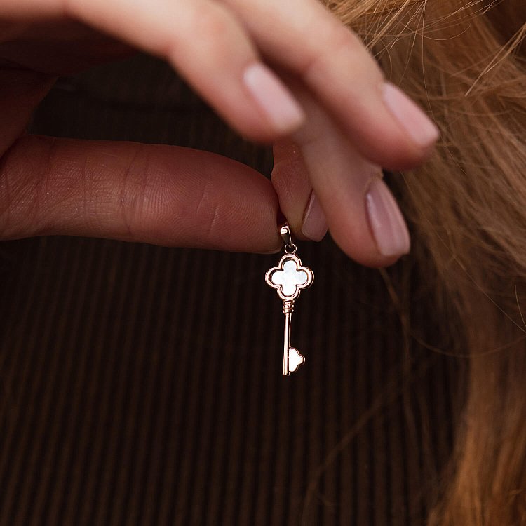 Підвіска "Ключик" у червоному золоті (перламутр) п03658 від ювелірного магазину Онікс - 1