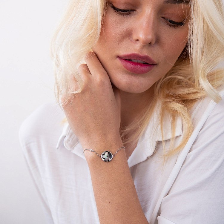 Срібний браслет "Конюшина" з перламутром і фіанітом 141201 від ювелірного магазину Онікс - 1