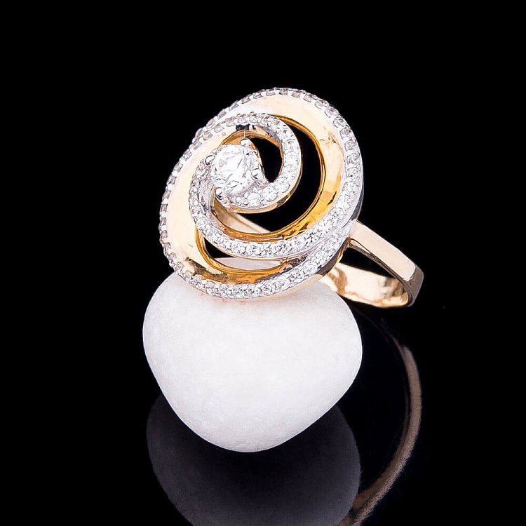 Золота каблучка з фіанітами к02559 від ювелірного магазину Онікс