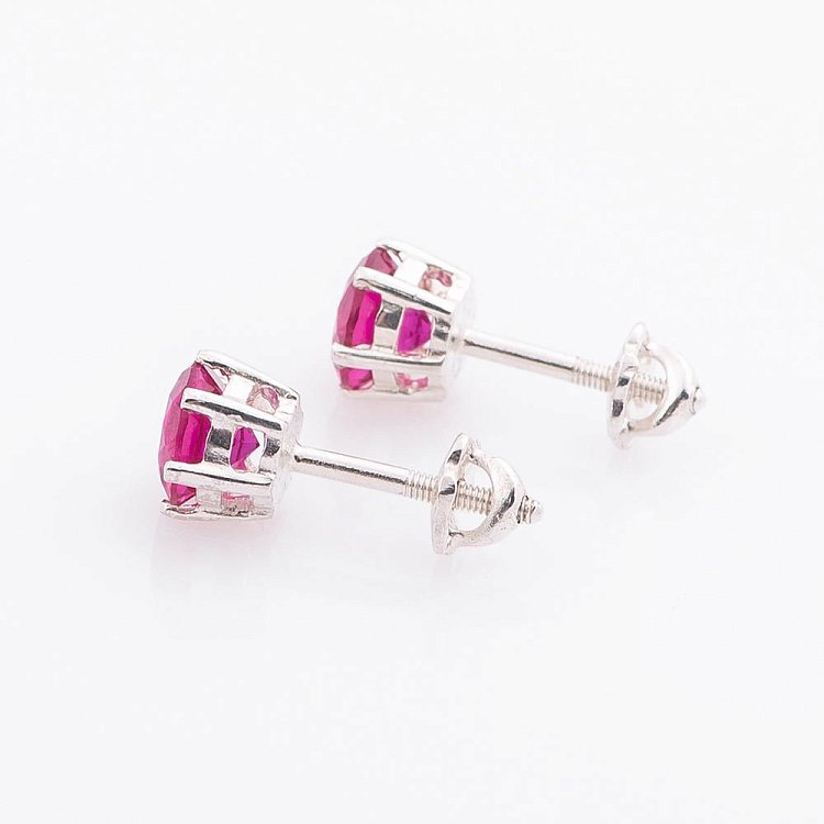 Серебряные серьги-гвоздики с корундом рубином нано 6 мм 121977 от ювелирного магазина Оникс - 2