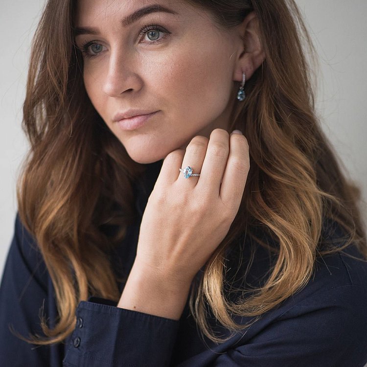 Золота каблучка з топазом і фіанітами 14030246 від ювелірного магазину Онікс - 3