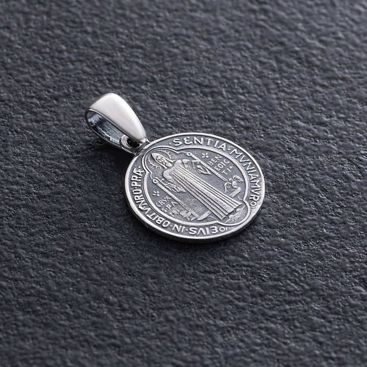 Серебряная ладанка Святого Бенедикта 131553 от ювелирного магазина Оникс