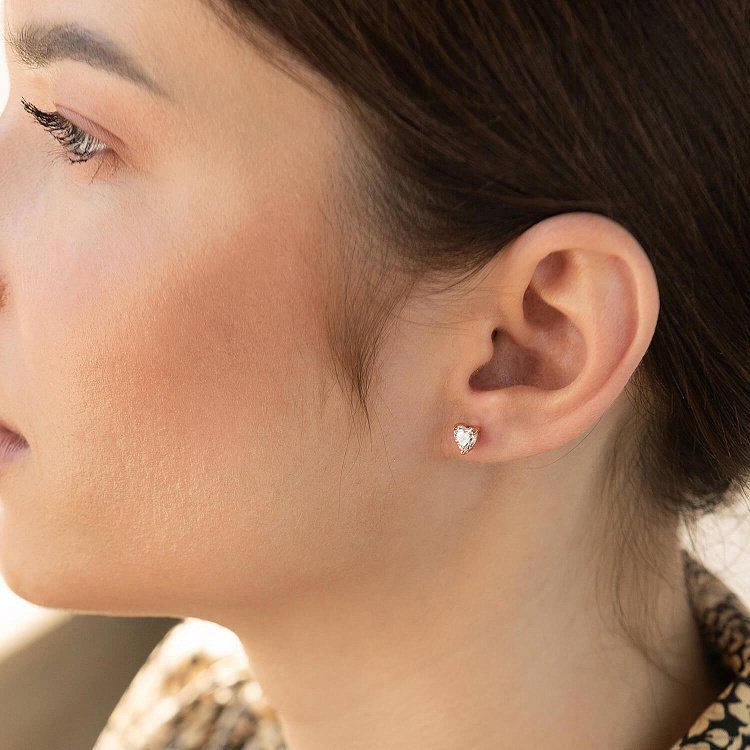 Золоті сережки - пусети "Сердечки" з куб. цирконієм (Swarovski) 1119к від ювелірного магазину Онікс - 3