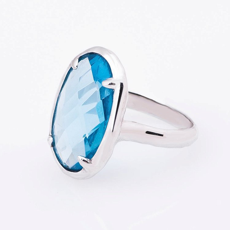 Серебряное кольцо с фианитом 111232 от ювелирного магазина Оникс