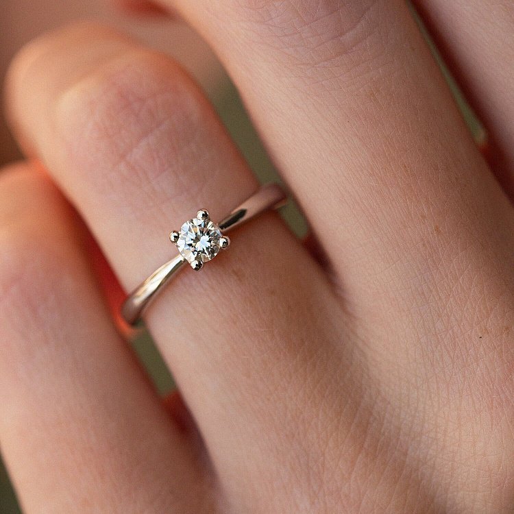 Помолвочное золотое кольцо с бриллиантом кб0423 от ювелирного магазина Оникс - 1