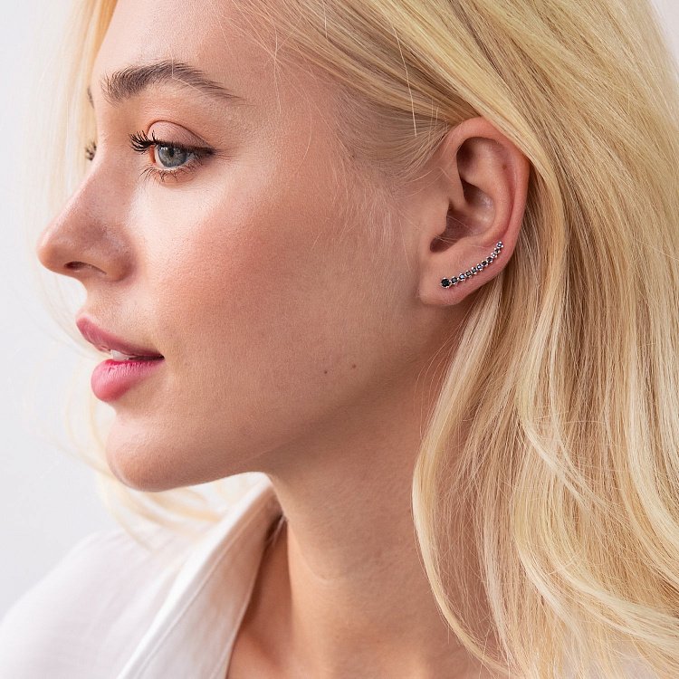 Серебряные асимметричные серьги - клаймберы (одна серьга с черными фианитами, вторая с белыми) 123155 от ювелирного магазина Оникс - 1