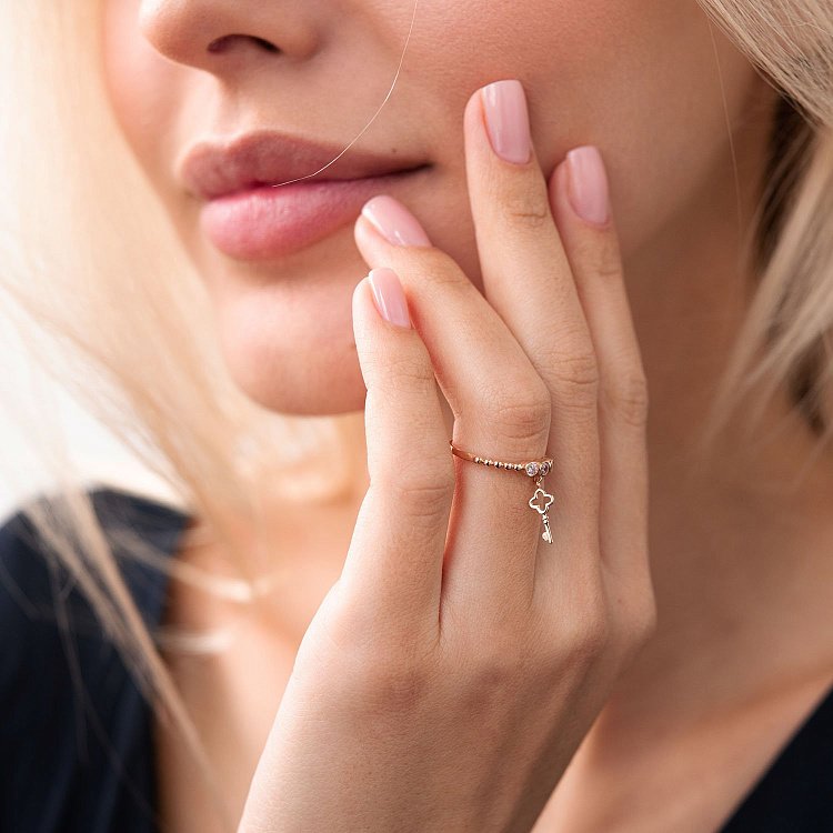 Золота каблучка "Ключик" з фіанітами к06822 від ювелірного магазину Онікс - 3