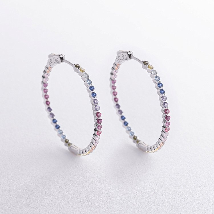 Срібні сережки - кільця з різнокольоровими фіанітами 123304 від ювелірного магазину Онікс