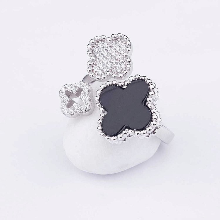 Серебряное кольцо "Клевер" с ониксом и  фианитами 111771 от ювелирного магазина Оникс - 2