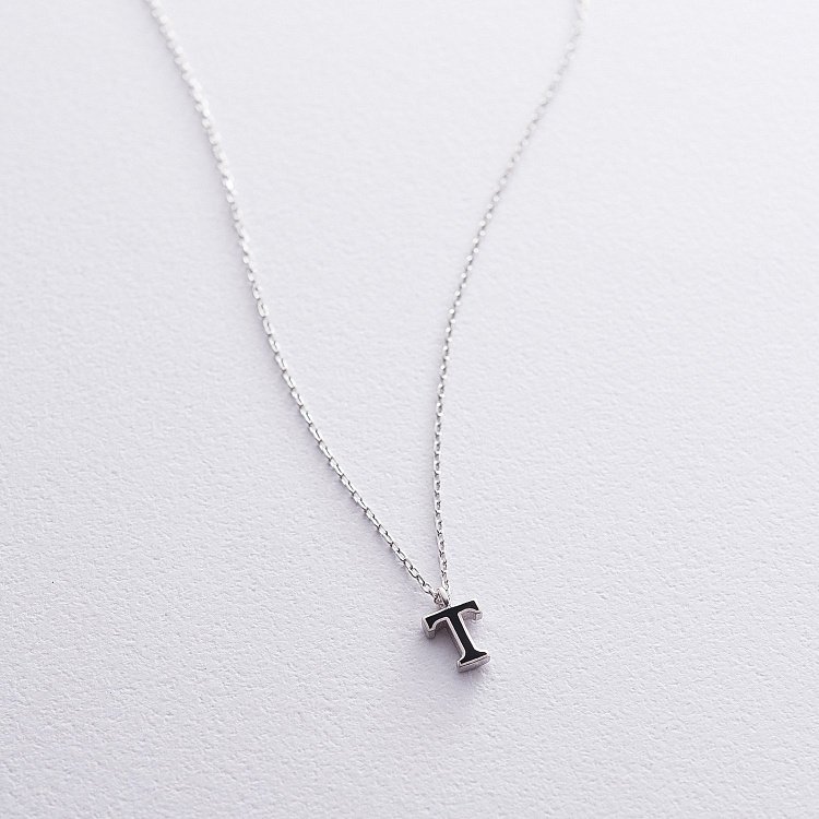 Серебряное колье с буквой Т 18624ч от ювелирного магазина Оникс