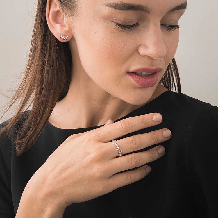 Серебряное кольцо с фианитами 111757 от ювелирного магазина Оникс