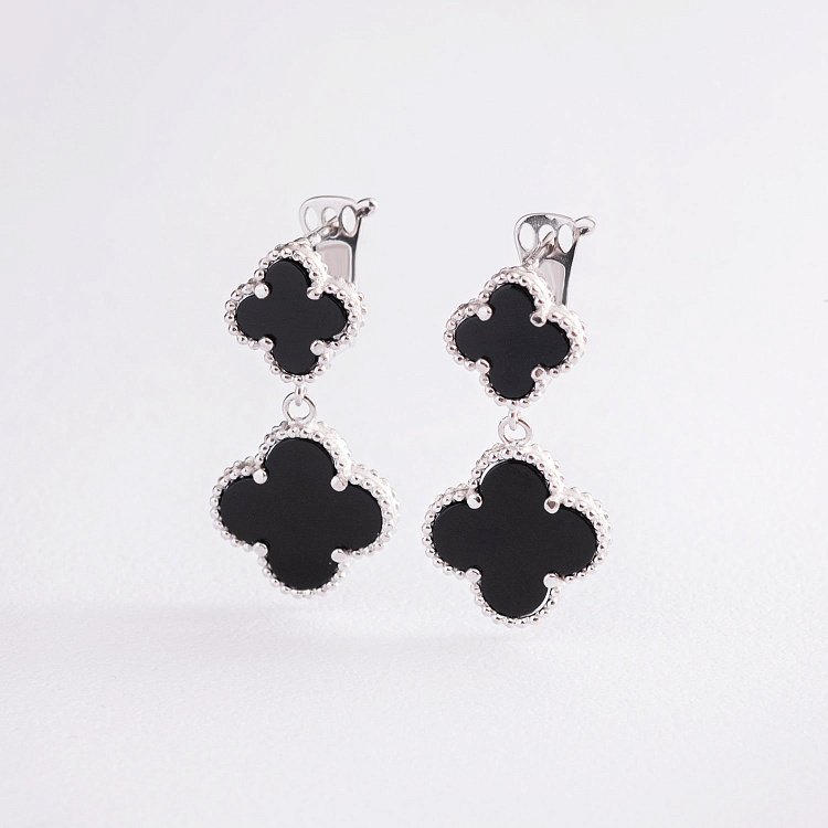 Срібні сережки "Конюшина" з оніксом 123033 від ювелірного магазину Онікс