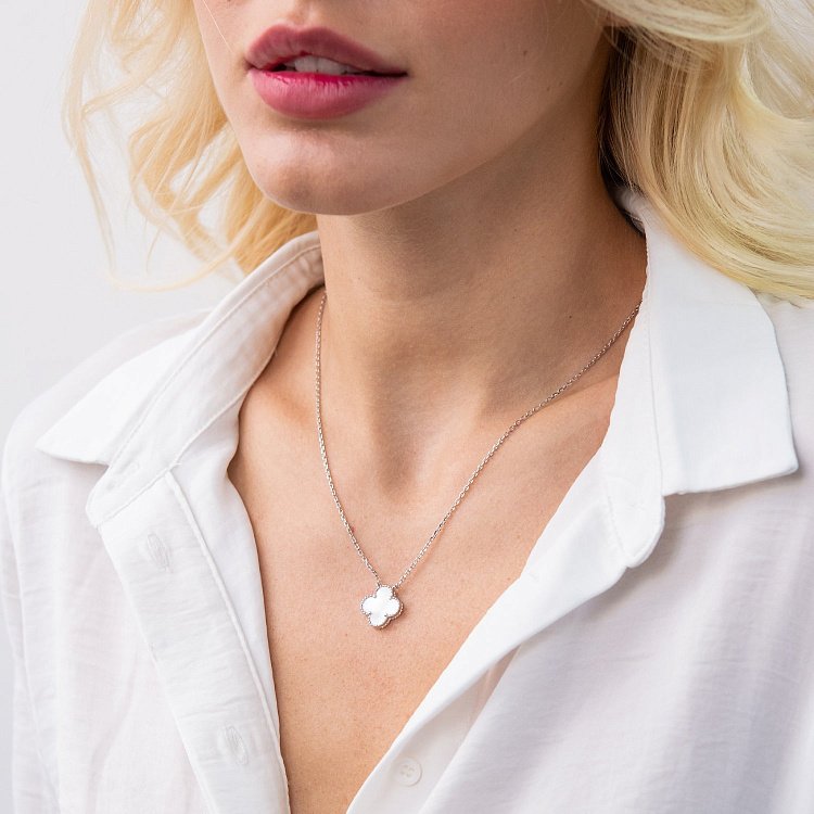 Срібне кольє "Конюшина" з перламутром 18185 від ювелірного магазину Онікс - 1