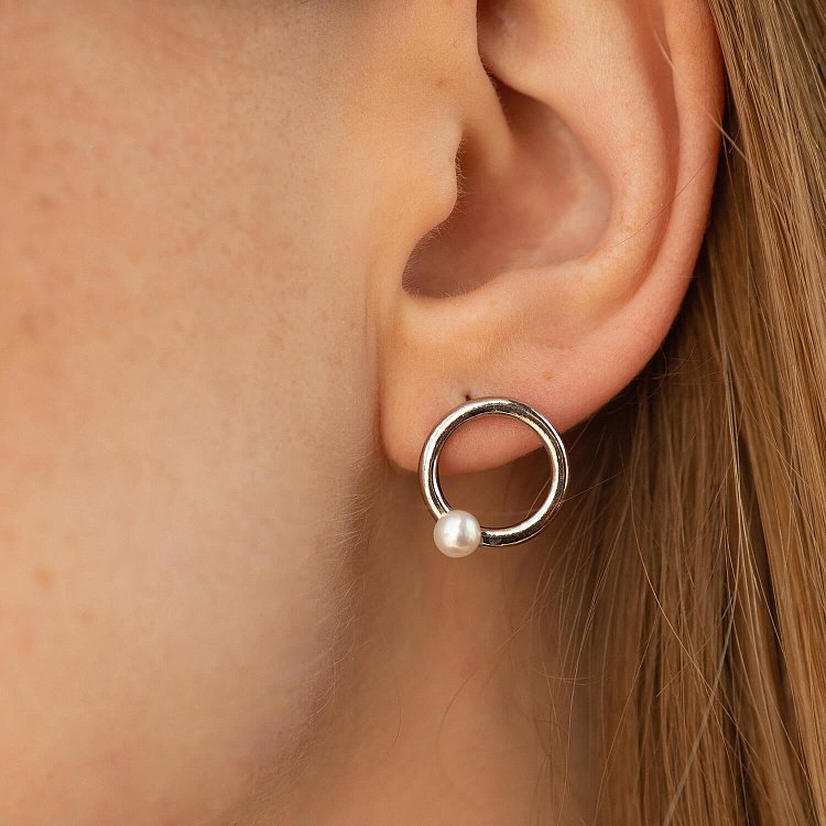 Серебряные серьги-пусеты "Круговорот" с жемчугом 122593 от ювелирного магазина Оникс - 3