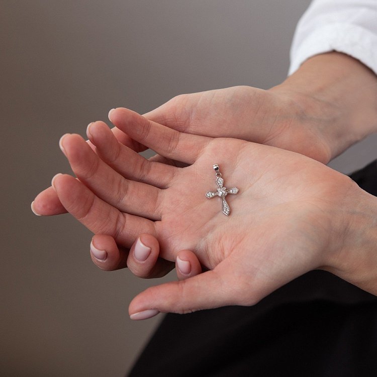 Серебряный крестик с фианитами 132015 от ювелирного магазина Оникс - 1