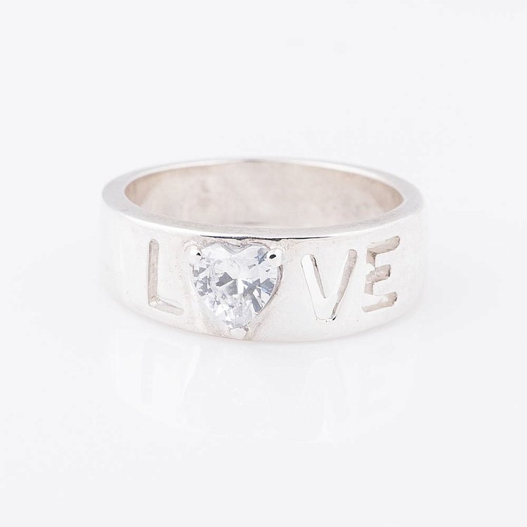 Серебряное кольцо "Love" с фианитом 111939 Серебряное кольцо "Love" с фианитом 111939 от ювелирного магазина Оникс
