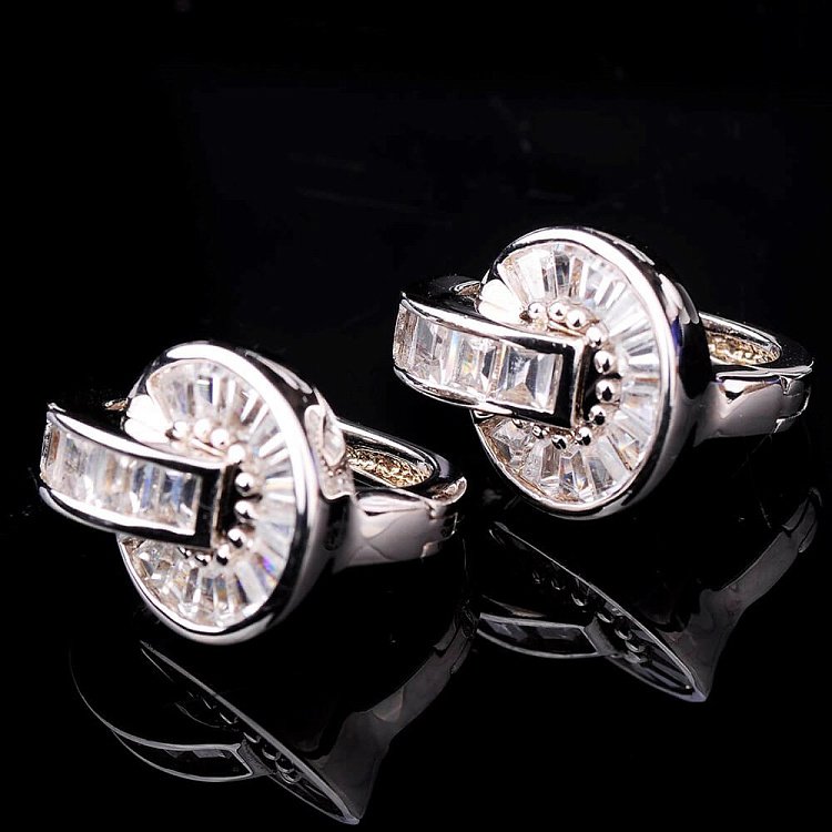 Серебряные сережки с фианитами 12478 от ювелирного магазина Оникс