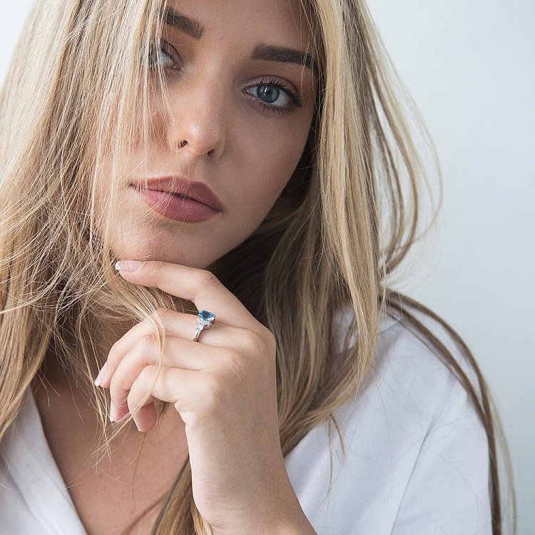 Золотое кольцо с голубым топазом и фианитами к04641 от ювелирного магазина Оникс - 6