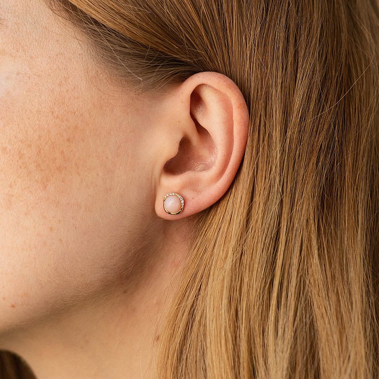 Золоті сережки - пусети (рожевий опал, діаманти) сб0525sc від ювелірного магазину Онікс - 4