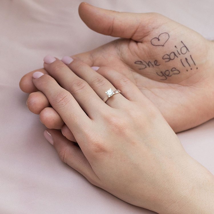 Серебряное кольцо с фианитом 111028 от ювелирного магазина Оникс