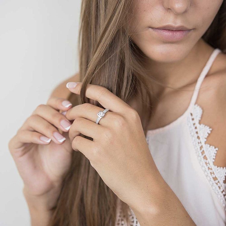 Золотое помолвочное кольцо с фианитами к04550 от ювелирного магазина Оникс - 3