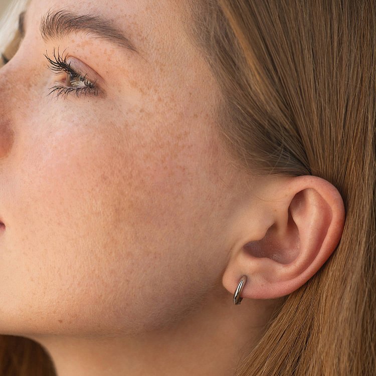 Серьги "Mini" в белом золоте с09091 от ювелирного магазина Оникс - 1