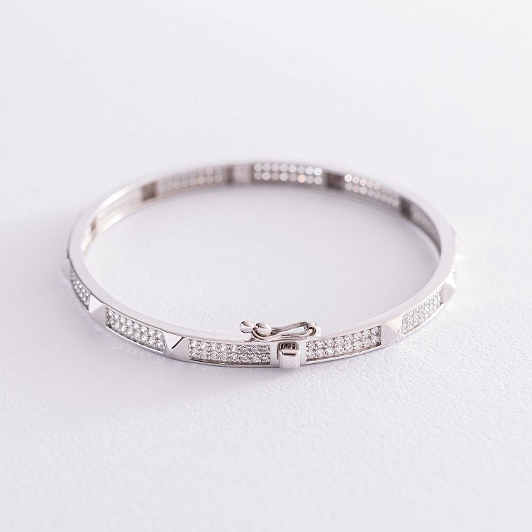 Жесткий браслет в белом золоте (фианиты) б04744 от ювелирного магазина Оникс - 2