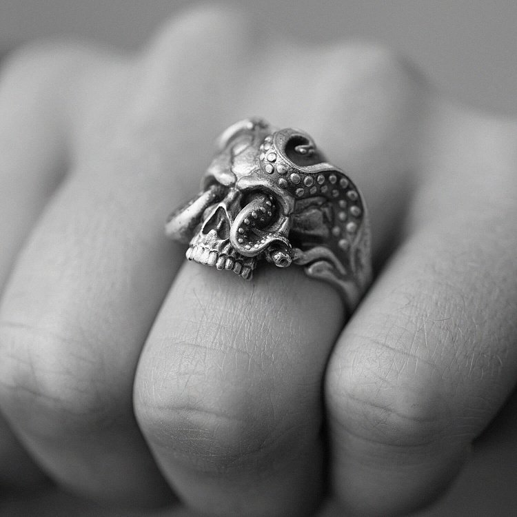Мужское серебряное кольцо "Череп со щупальцами осьминога" 112716 от ювелирного магазина Оникс - 1