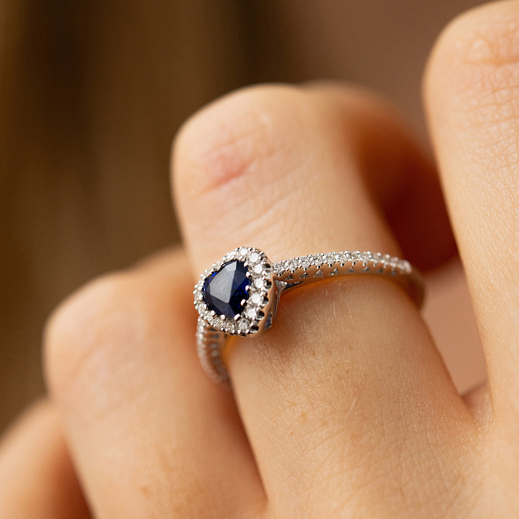 Золота каблучка "Сердечко" з діамантами і сапфіром кб0569lg від ювелірного магазину Онікс - 1