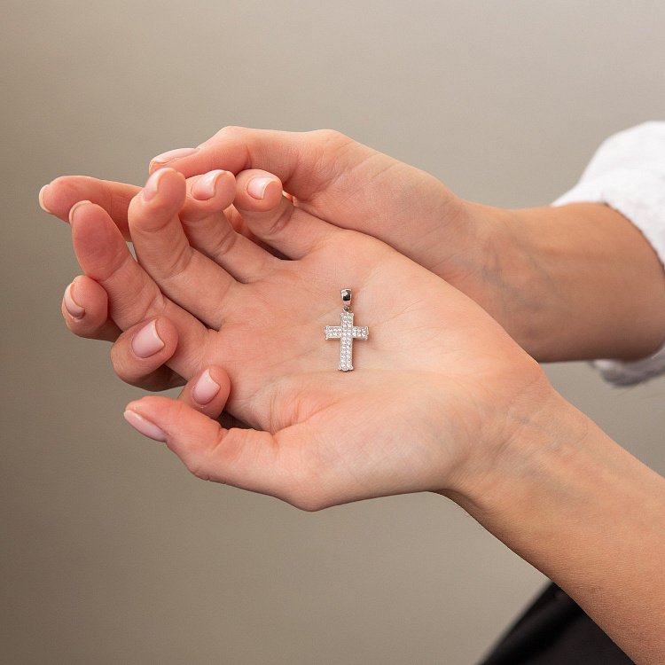 Срібний хрестик з фіанітами 132100 від ювелірного магазину Онікс - 1