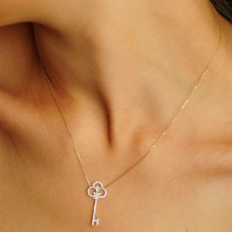 Золотое колье "Ключик" с фианитами кол00587 от ювелирного магазина Оникс - 1