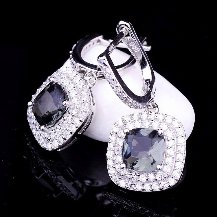 Срібні сережки (фіаніт, синтетична шпінель) с020 від ювелірного магазину Онікс