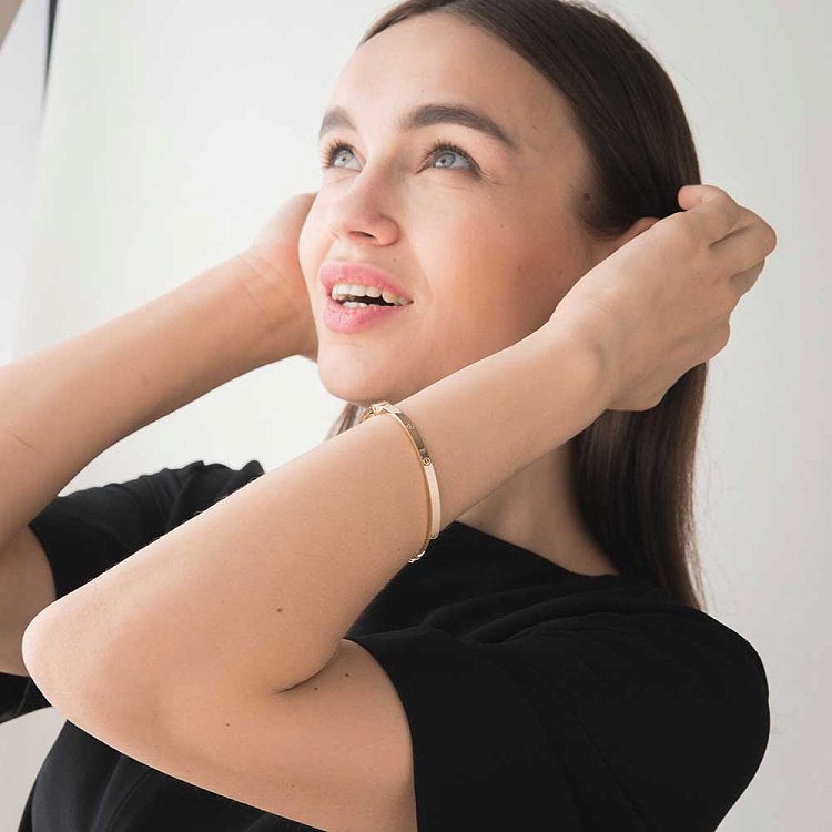 Жесткий браслет Love из красного золота б02244 от ювелирного магазина Оникс - 7