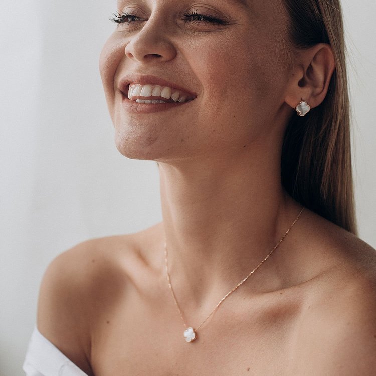 Сережки з жовтого золота "Клевер" з перламутром с05061 від ювелірного магазину Онікс - 7