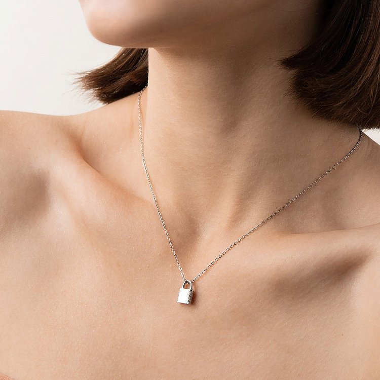 Срібне кольє "Замочок" з фіанітами 181174 від ювелірного магазину Онікс