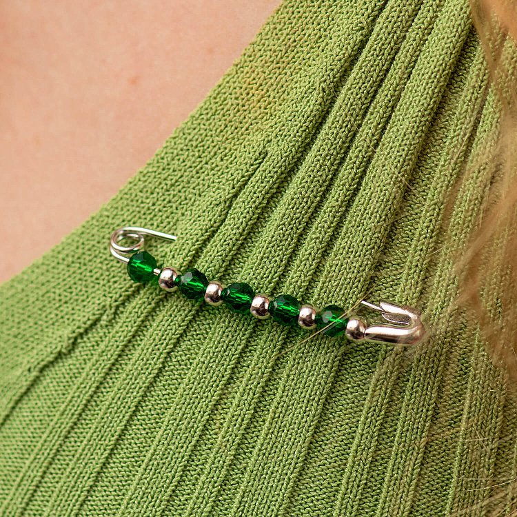 Срібна шпилька із зеленими каменями 20159 від ювелірного магазину Онікс - 3