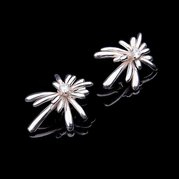 Срібні сережки з фіанітами 12052 Срібні сережки з фіанітами 12052 від ювелірного магазину Онікс