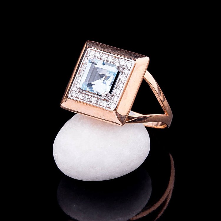 Золота каблучка з блакитним топазом і фіанітами к03371 від ювелірного магазину Онікс - 2