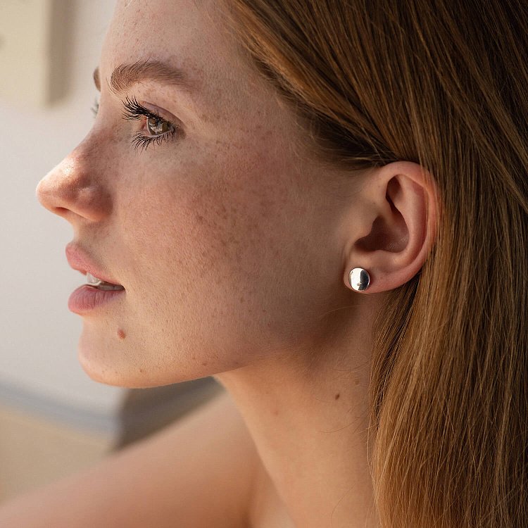 Серебряные серьги - пусеты "Круг" OR118110 от ювелирного магазина Оникс - 1