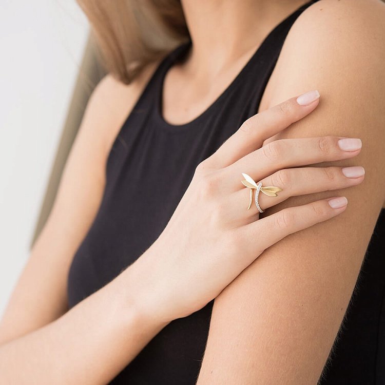 Золотое кольцо с фианитами к03251 от ювелирного магазина Оникс