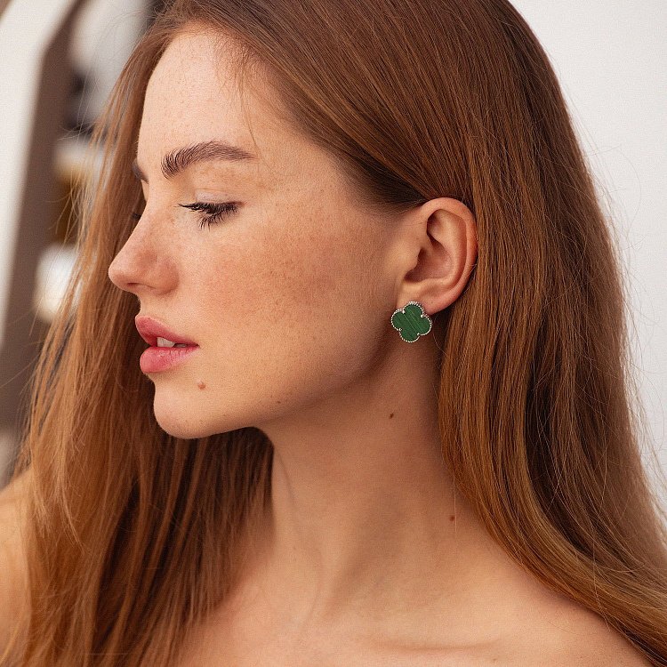 Сережки "Конюшина" з малахітом (біле золото) с07798 від ювелірного магазину Онікс - 3