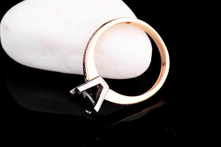 Золота жіноча каблучка з чорними фіанітами к03391 від ювелірного магазину Онікс - 3