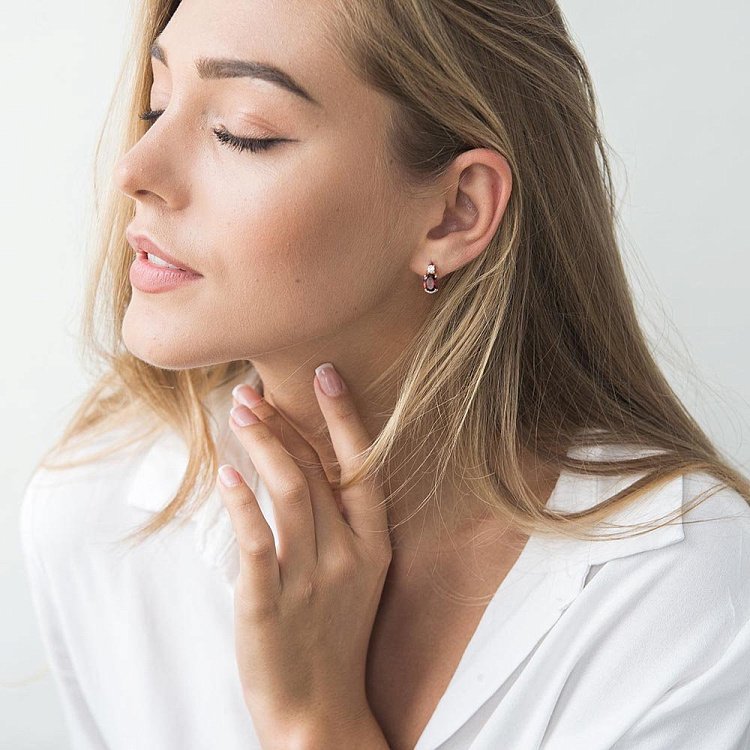 Золота каблучка з піропом і фіанітами к05081 від ювелірного магазину Онікс - 4