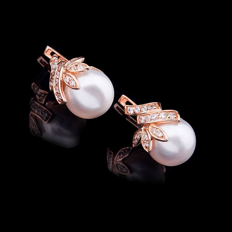 Золоті сережки з культивованими прісноводним перлами і фіанітами с03495 від ювелірного магазину Онікс - 1