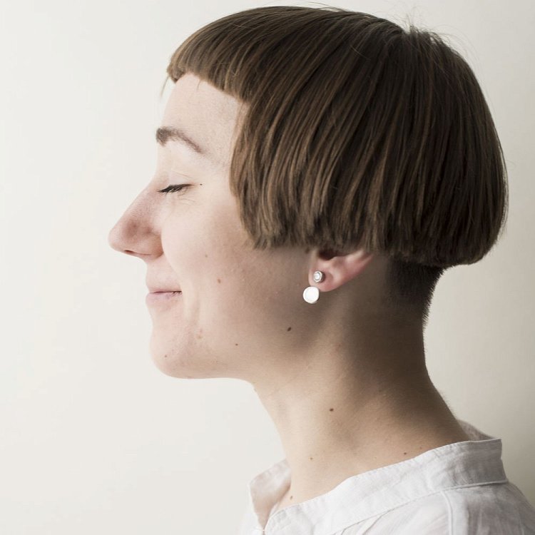 Серебряные сережки с фианитом 121794 от ювелирного магазина Оникс