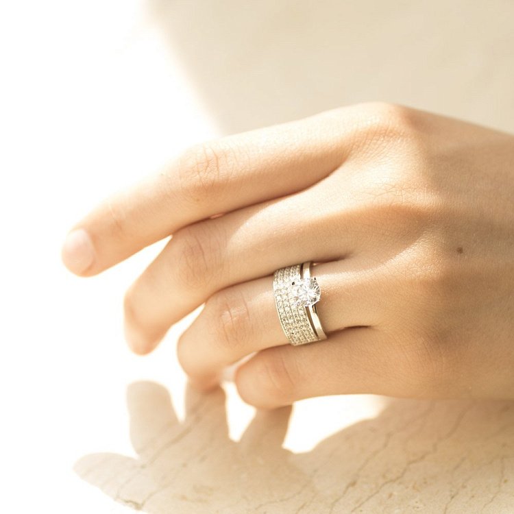 Золота каблучка з фіанітами к05363 - 4 Золота каблучка з фіанітами к05363 від ювелірного магазину Онікс - 4