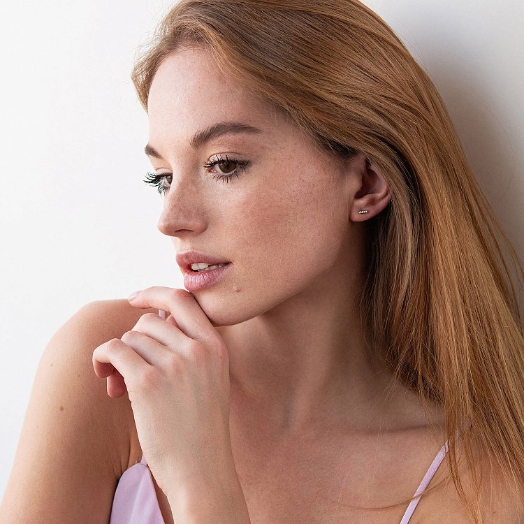 Золоті сережки - пусети з діамантами 102-10069 від ювелірного магазину Онікс - 1