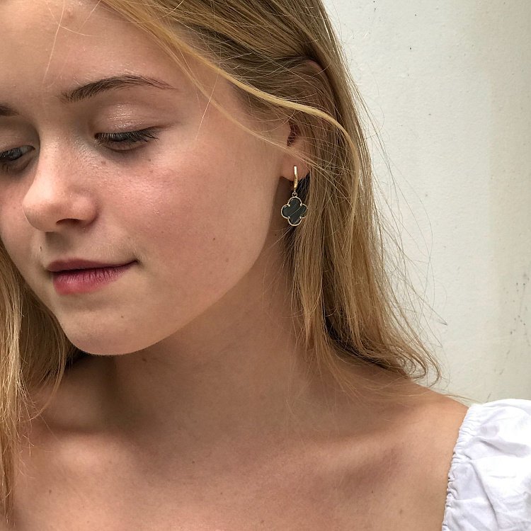 Золоті сережки "Конюшина" (онікс) с03849 - 4 Золоті сережки "Конюшина" (онікс) с03849 від ювелірного магазину Онікс - 4