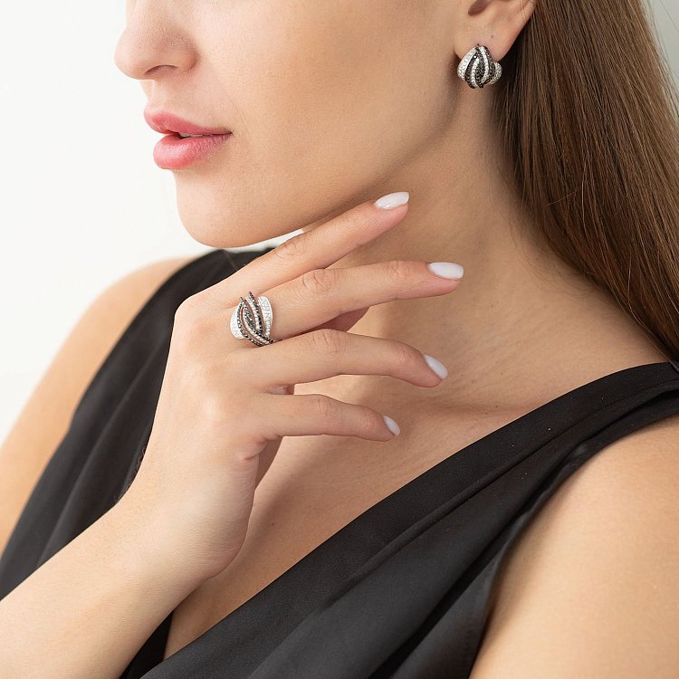 Золоті сережки з чорними і білими діамантами с723А1 від ювелірного магазину Онікс - 1