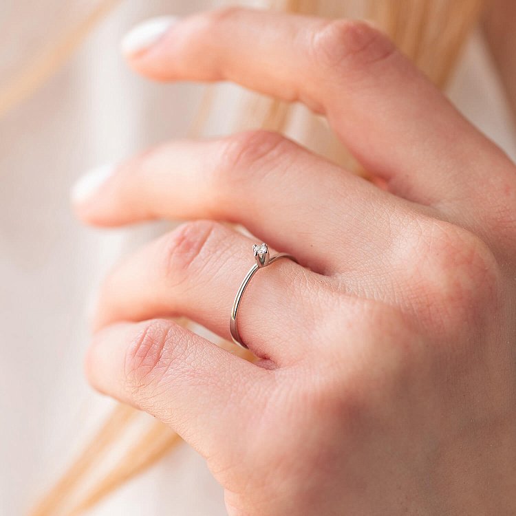 Заручальна золота каблучка з діамантом 24451121 - 1 Заручальна золота каблучка з діамантом 24451121 від ювелірного магазину Онікс - 1